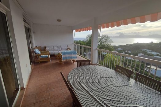 PUNAAUIA BEAU F4 AVEC VUE ET PISCINE