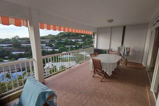 PUNAAUIA BEAU F4 AVEC VUE ET PISCINE