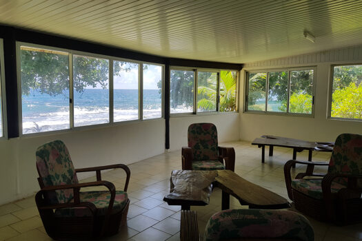 MAISON 3 CHAMBRES + MEZZANINE EN BORD DE MER SUR AFAAHITI
