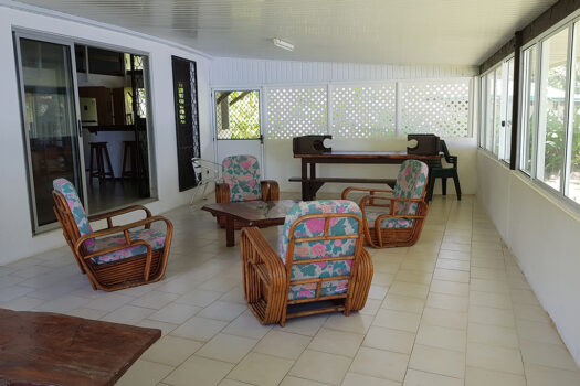 MAISON 3 CHAMBRES + MEZZANINE EN BORD DE MER SUR AFAAHITI