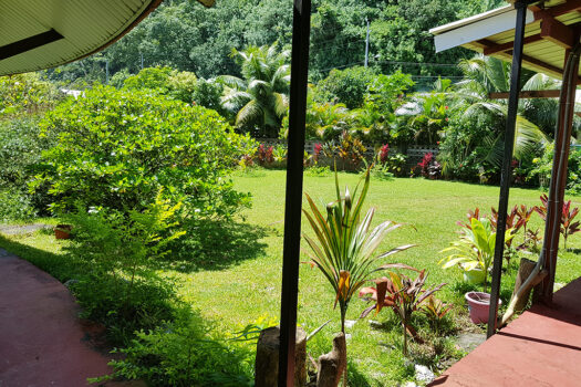 MAISON 3 CHAMBRES + MEZZANINE EN BORD DE MER SUR AFAAHITI