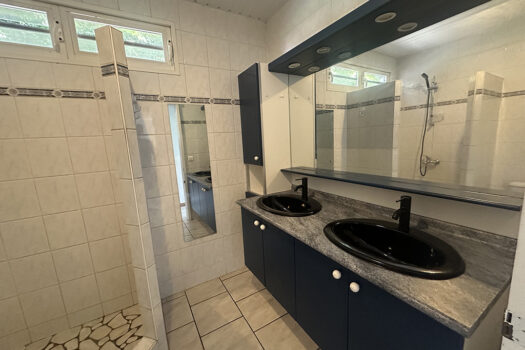 PUNAAUIA BAS DE MAISON F5 AVEC VUE ET PISCINE