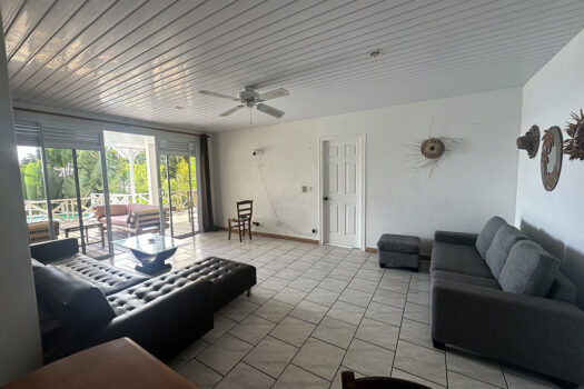 PUNAAUIA BAS DE MAISON F5 AVEC VUE ET PISCINE